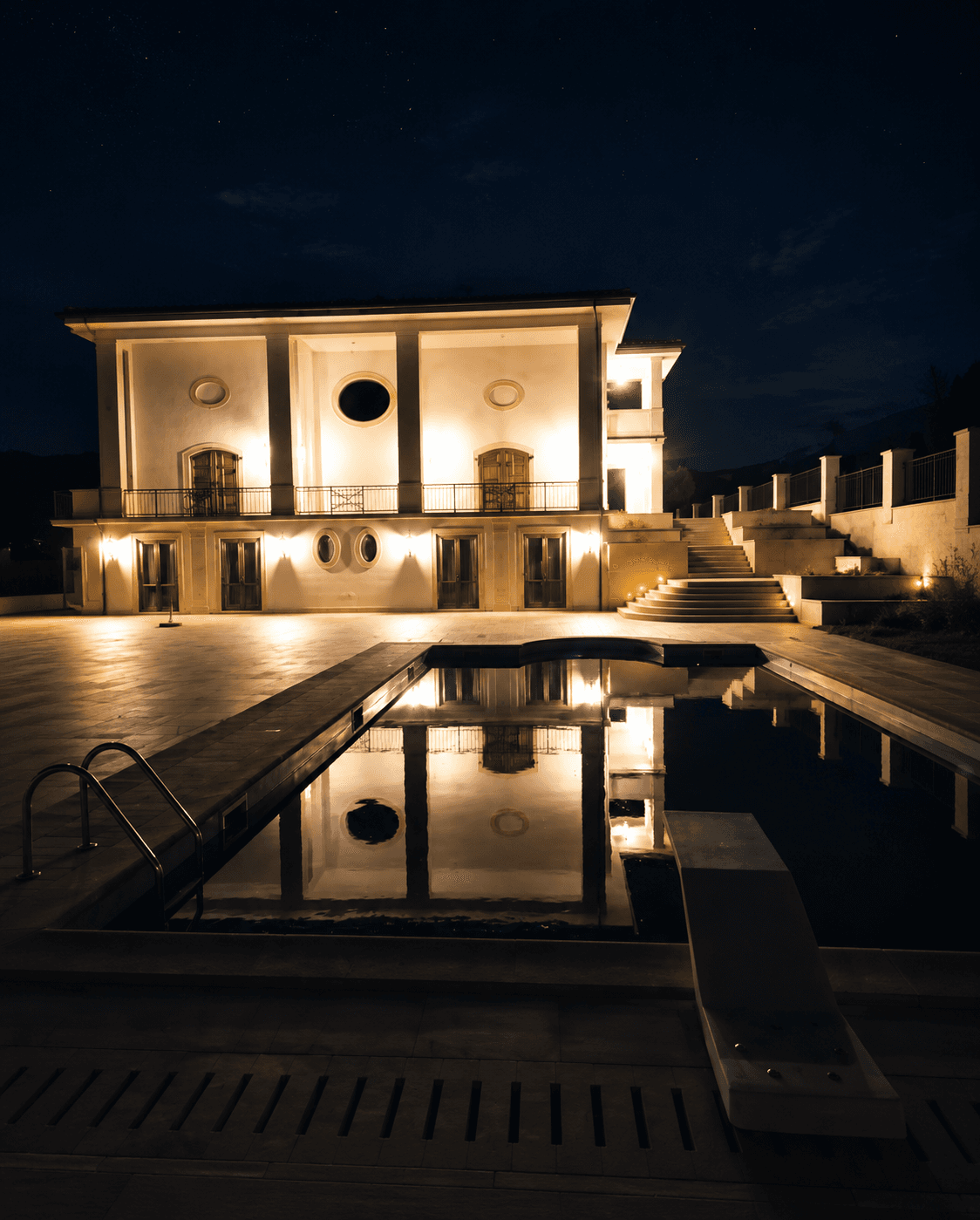Villa illuminata al tramonto